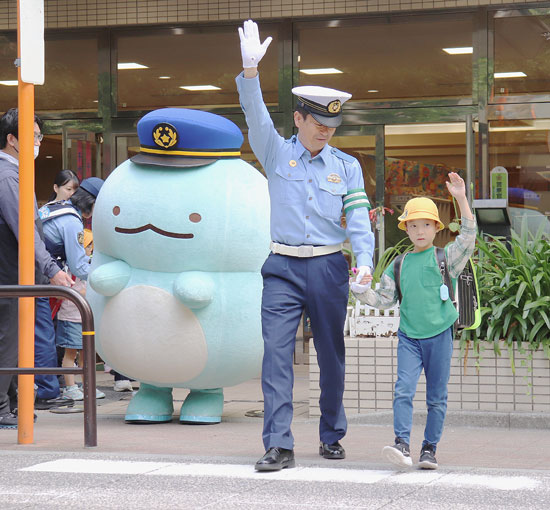 警視庁神田署が小学1年生の横断歩行訓練　すみっコぐらしと安全確認学ぶ