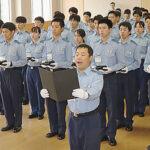 富山県警察学校で警察手帳と拳銃の貸与式