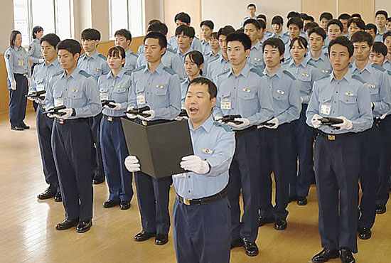 富山県警察学校で警察手帳と拳銃の貸与式