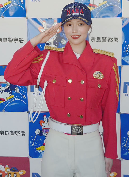奈良県警が奈良駅前で自転車の安全利用を呼びかけ　ミラノ五輪モーグル選手迎え
