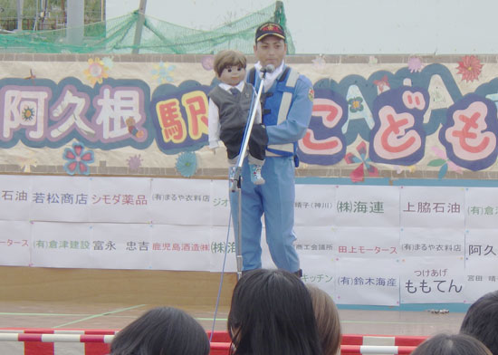 鹿児島県阿久根署の白バイ乗務員が腹話術で防犯講話