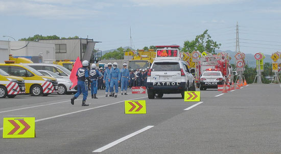 佐賀県警高速隊が交通規制訓練　NEXCOと対応要領を確認