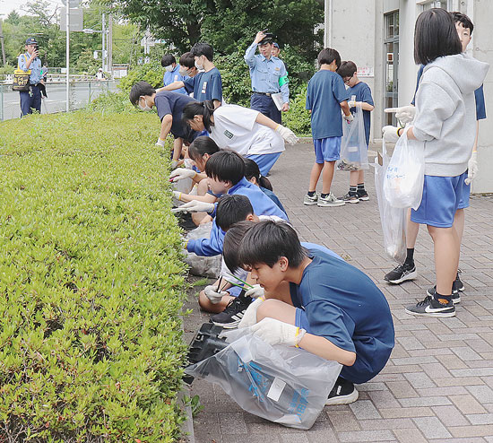 神奈川県大和署が中学生と防犯ごみ拾い　1時間で約70㎏を回収