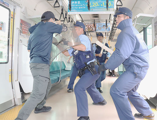 園芸博に備え　神奈川県相模原北署がJR等と無差別殺傷事件を想定し訓練