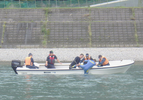 三重県紀宝署が熊野川で操船と水難救助の訓練行う