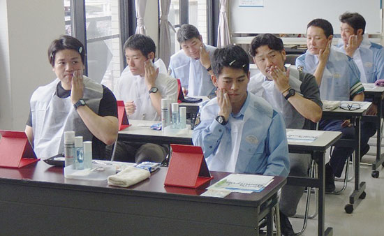 福岡県戸畑署が署員対象の身だしなみセミナー開く　