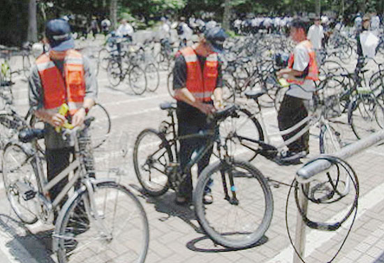 自転車盗や詐欺の防止へ　鹿児島県鹿児島中央署が大学で啓発キャンペーン