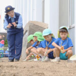 香川県丸亀署で幼稚園児が県内初の「ひまわりの絆プロジェクト」