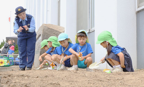 香川県丸亀署で幼稚園児が県内初の「ひまわりの絆プロジェクト」