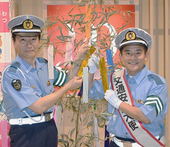 愛知県中川署が七夕に啓発イベント　タレント・井戸田潤さん迎え交通安全の願い込める