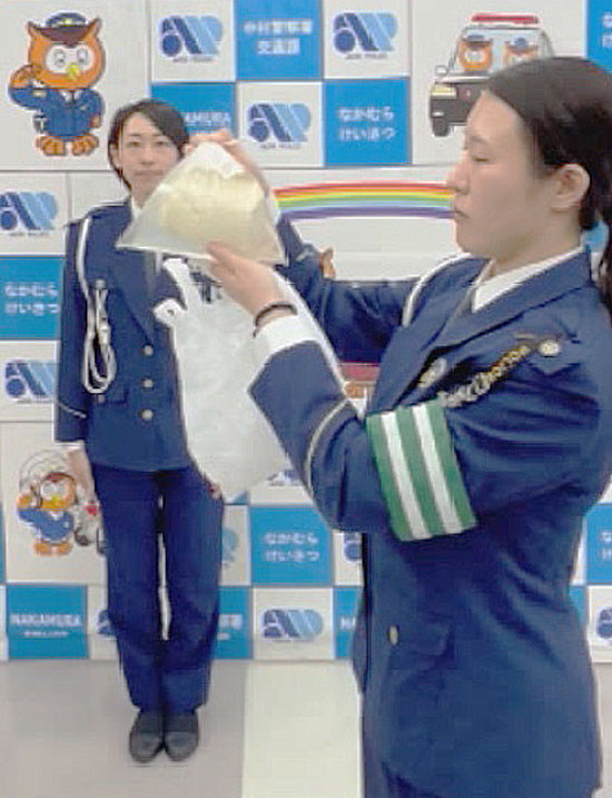 豆腐を使った動画で自転車ヘルメットの着用促す　愛知県中村署が制作