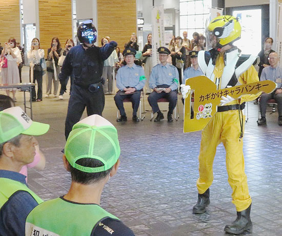 ロックの日　富山県警が富山駅で鍵かけ徹底の防犯啓発