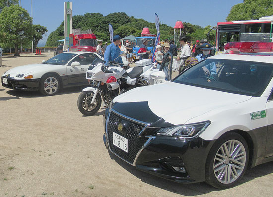 愛知県西尾署が乗り物展示イベントで警察広報活動