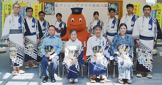 岐阜県郡上署が「郡上おどり」の会場でダンス披露　詐欺や交通安全を啓発