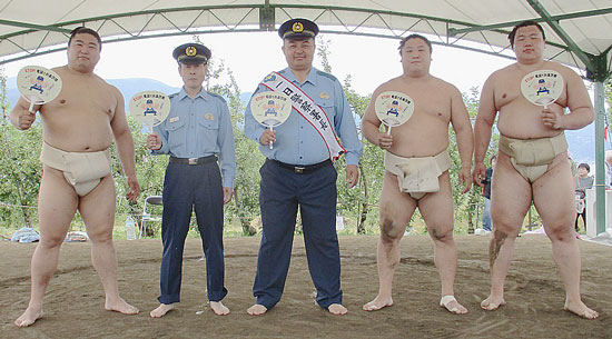 待った！ 電話でお金詐欺！　長野県諏訪署が荒汐部屋と広報啓発イベント
