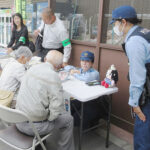 京都府木津署がスーパーで詐欺防止の啓発活動　対策アプリのインストールを支援