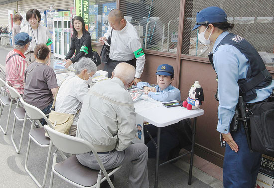 京都府木津署がスーパーで詐欺防止の啓発活動　対策アプリのインストールを支援