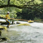 北海道警が急流河川でラフティングボート使った救助講習