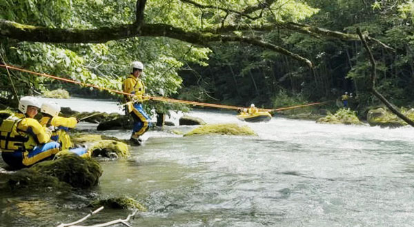 北海道警が急流河川でラフティングボート使った救助講習