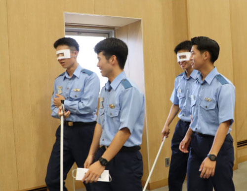 広島県警で視覚・肢体障害の体験型教養 初任科生が配慮の在り方学ぶ