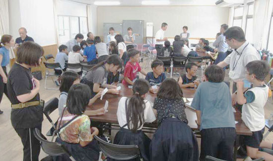 大分県警が小学校で体験型の情報リテラシー教室
