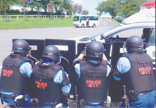 埼玉県警自動車警ら初動対応チームが人質立てこもりに備えた参集訓練