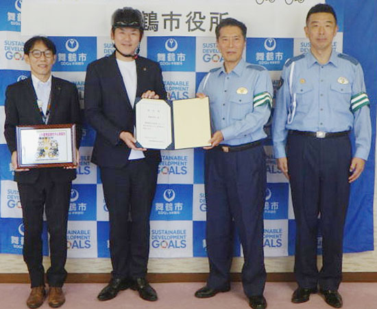 京都府警が舞鶴市役所を自転車ヘルメット着用促進モデル事業所に指定