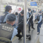 埼玉県新座署が東武鉄道と刃物所持不審者対応訓練