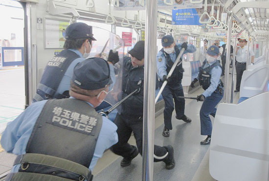 埼玉県新座署が東武鉄道と刃物所持不審者対応訓練