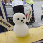 岐阜県飛騨署が交通安全啓発　季節外れの雪だるま活用