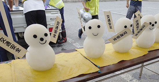岐阜県飛騨署が交通安全啓発　季節外れの雪だるま活用
