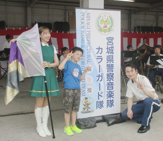 宮城県警音楽隊・カラーガード隊が可搬式立て看板を製作