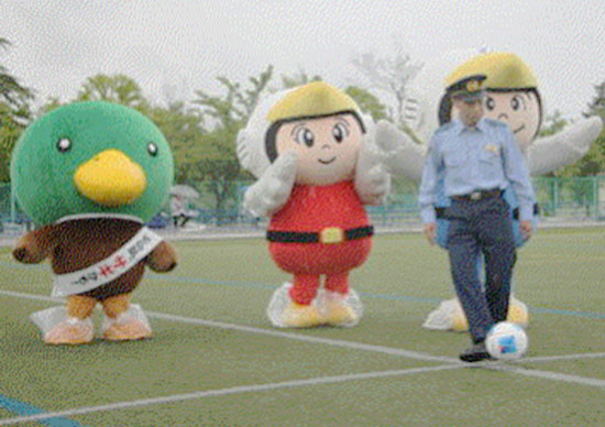 青森県弘前署が地元サッカーチームの試合で警察広報イベント