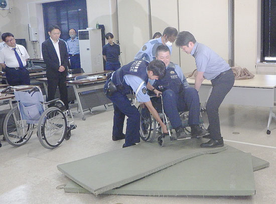 青森県黒石署が障害者対応の研修会　災害時の安全な避難誘導へ
