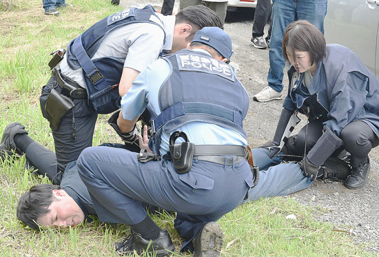 宮城県角田署と福島県伊達署がトクリュウによる強盗事件を想定し緊配訓練