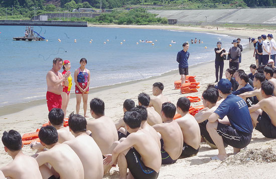 岩手県警察学校が水難救助訓練　初任科生が救助要領学ぶ