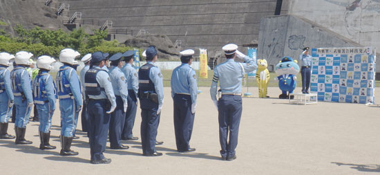 長崎県川棚署と佐賀県武雄署が交通安全の合同パトロール出発式