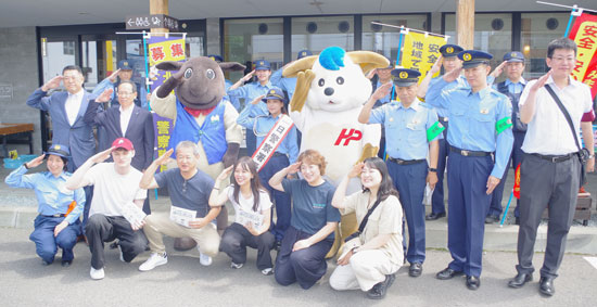 北海道旭川方面士別署はスキージャンプの髙梨選手と防犯広報活動