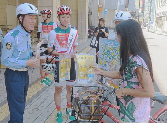 静岡県警が自転車ロードレースチームと自転車の安全利用を呼びかけ