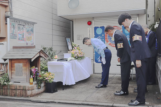 上智大生殺人事件発生から30年で献花　警視庁捜査員が事件解決誓う