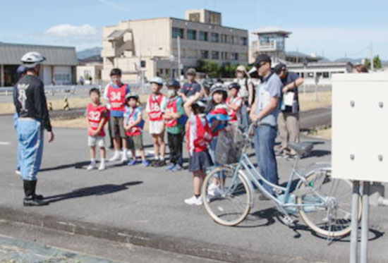 奈良県警が白バイ隊員による子供自転車教室