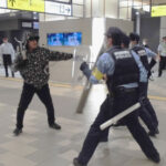 新潟県警鉄警隊が新潟駅で不審者対応訓練