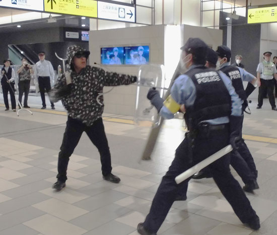 新潟県警鉄警隊が新潟駅で不審者対応訓練