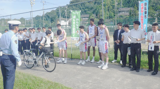 広島県福山東署がバスケチームや高校と自転車事故・盗難防止のキャンペーン
