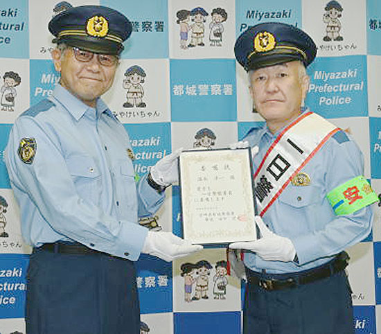 宮崎県都城署が詐欺防止キャンペーン　温水洋一さんを一日警察署長に迎え