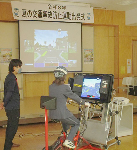 埼玉県飯能署が女子サッカー選手と交通事故防止呼びかけ