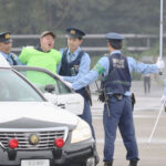 警視庁機動隊の新隊員が合同訓練　警備部長が査閲