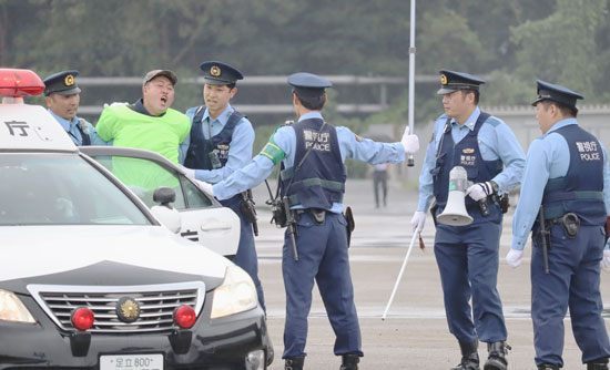 警視庁機動隊の新隊員が合同訓練　警備部長が査閲