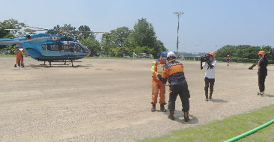 災害時の離島対策で　愛知県西尾署がヘリによる物資輸送訓練