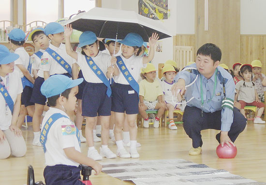 青森県青森署が園児への交通安全教室　安全な横断歩道の渡り方を指導